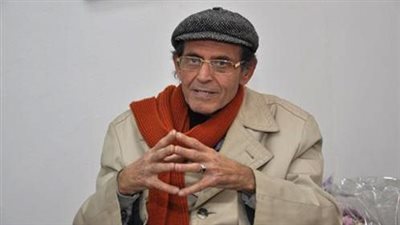 نقل الفنان التشكيلي عز الدين نجيب للعناية بعد تعرضه لوعكة صحية مفاجئة 