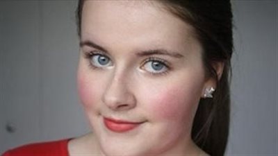 قناع الكركديه لتوريد البشرة وترطيبها وتعزيز نضارتها