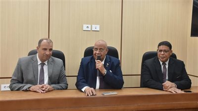 رئيس جامعة الأقصر يتفقد سير امتحانات شهادة أساسيات التحول الرقمي