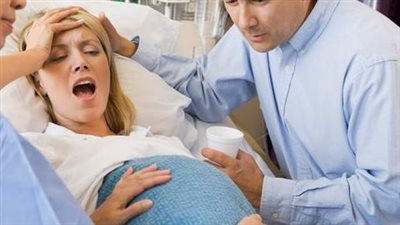 هل يجوز لغير الأطباء مزاولة مهنة التوليد؟ قانون الطفل يجيب