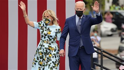 البيت الأبيض يعلن إصابة السيدة الأولى بكورونا، ويكشف موقف بايدن بعد خضوعه لاختبار