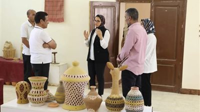 نائب محافظ الوادي الجديد تتفقد سير العمل بمصنع الخزف والفخار