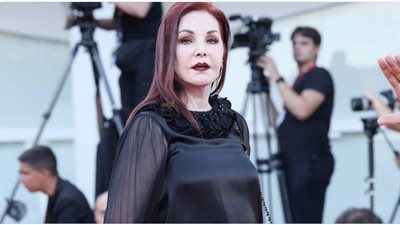 بريسيلا بريسلي تبكي بعد مشاهدة فيلم السيرة الذاتية عن حياتها في مهرجان فينيسيا
