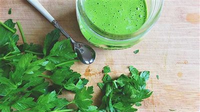 فوائد البقدونس المغلي، يعالج عسر الهضم ويمنع الإمساك