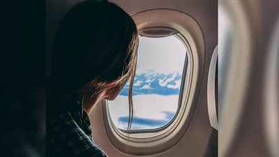 طرد سيدتين من طائرة رفضتا الجلوس بمقعد تقيأ به أحد الركاب 