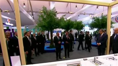 السيسي يتفقد المعرض الطبي على هامش المؤتمر العالمي للصحة والسكان والتنمية 