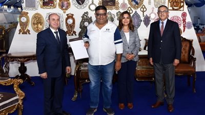 رئيس الهيئة العامة للاستثمار والمناطق الحرة يسلم عقود تشغيل ورش دمياط للأثاث