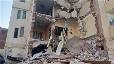 نجاة أسرتين بمعجزة إلهية، تفاصيل لحظات الرعب في انهيار عقار الدقهلية (فيديو وصور)