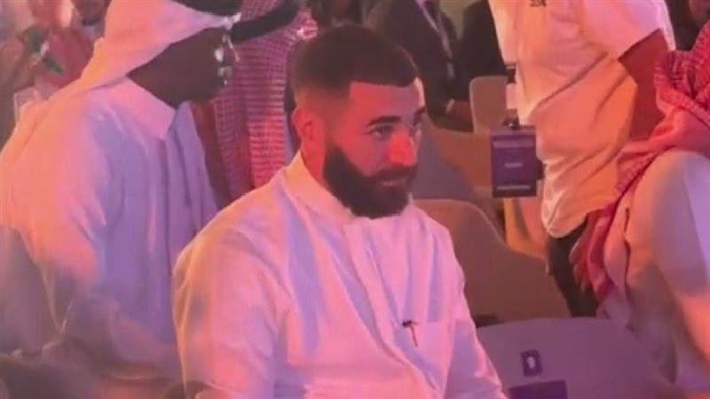 بنزيما يظهر بالجلباب