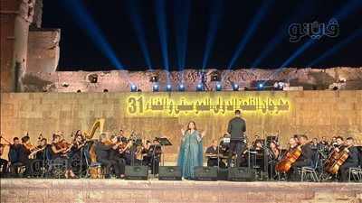 عبير نعمة تبدأ حفلها الأول بمهرجان القلعة بـ وينك، وتوجه رسالة للجمهور