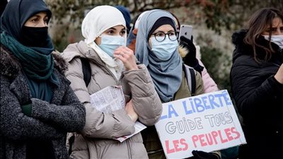 بيان عاجل من المجلس الفرنسي للديانة الإسلامية بشأن حظر العباءة بالمدارس