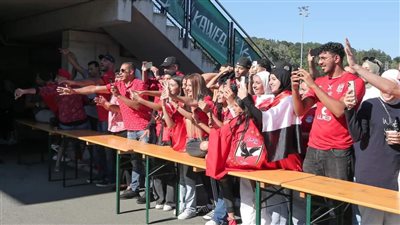 بث مباشر، احتفال جماهير الأهلي مع لاعبي الفريق بعد الفوز على ألوميني السلوفيني (فيديو)