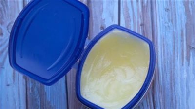 فوائد الفازلين للشعر، يحافظ على ترطيبه ويعالج القشرة