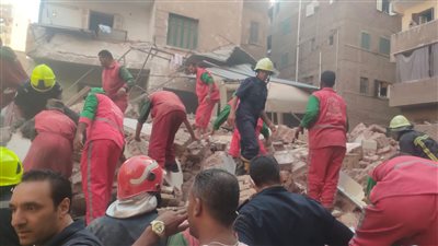 أحد شهود العيان يروي لحظة انتشال أسرة صاحب العقار المنهار بحدائق القبة (فيديو) 