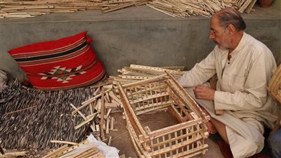 حكاية أسرة ورثت مهنة صناعة الأقفاص والأثاث من جريد النخل بقنا (بث مباشر)