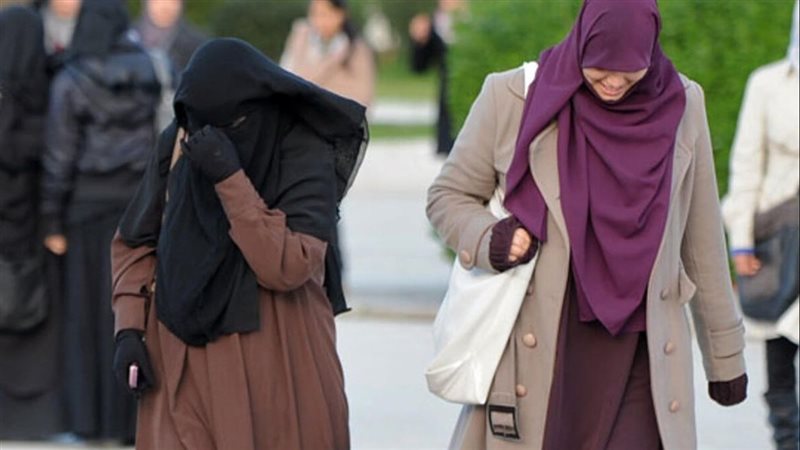 حظر ارتداء العباءة