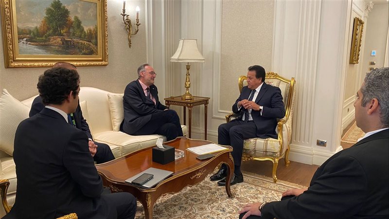 وزير الصحة يبحث مع