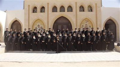 الأنبا إيلاريون يناقش ترتيبات الخدمة مع كهنة البحر الأحمر