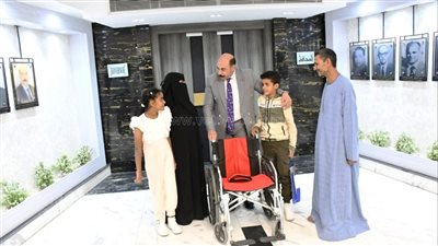 محافظ أسوان يكرم أسرة عامل بالوحدة المحلية توفى أثناء إصلاح كشافات الإنارة (صور) 