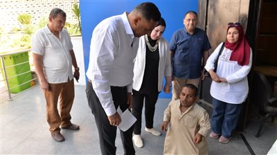 محافظ الدقهلية يكلف بصرف مساعدات وإقامة كشك لأحد ذوي الهمم 