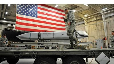 روسيا تحذر من نشر قنابل نووية أمريكية في بريطانيا