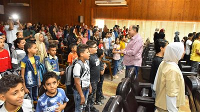 محافظ أسيوط يشهد توزيع 1000 شنطة مدرسية ضمن مشروع 