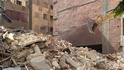 النيابة تنتقل لمعاينة موقع مصرع شخصين بانهيار عقار حدائق القبة