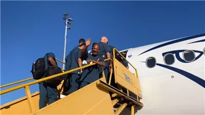 لقطة طريفة لعم حارس على سلم طائرة الأهلى في مطار فيينا (فيديو) 