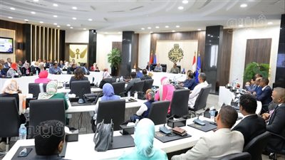 محافظ أسوان يسلم شهادات التخرج لـ 62 متدربا في دورة إدارة الأزمات (صور)