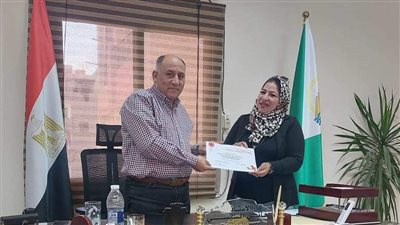 رئيس مجلس مدينة الحوامدية يكرم سكرتير الوحدة المحلية بأم خنان