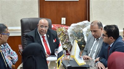 رئيس جامعة الأقصر يبحث مع لجنة التنظيم والإدارة سبل اعتماد مركز تدريب الكوادر البشرية