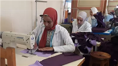 20 صورة ترصد تصنيع الزي المدرسي بأيدي طلاب التعليم الفني في الإسكندرية
