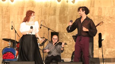 بقميص شفاف، المطرب الشاب أبانوب يخطف الأنظار في حفل لينا شاماميان بالقلعة (صور)