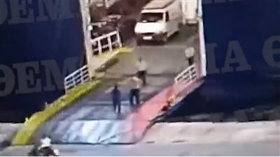 قلوبهم حجر، طاقم عبارة يدفع شابا حاول الصعود لتبتلعه المياه (فيديو)