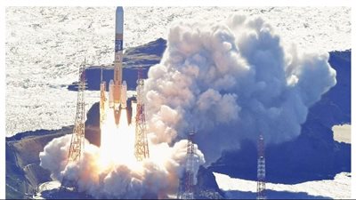 اليابان تطلق صاروخا يحمل مركبة للهبوط على القمر