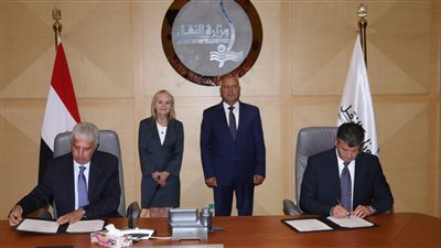 أوراسكوم توقع عقد مترو الإسكندرية بحضور وزير النقل 