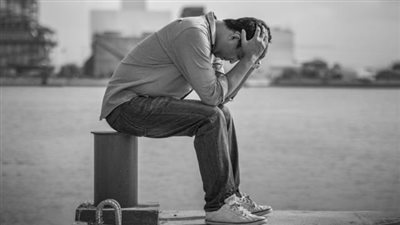 شاب يحاول الانتحار والشرطة تنقذه بوجبة طعام  