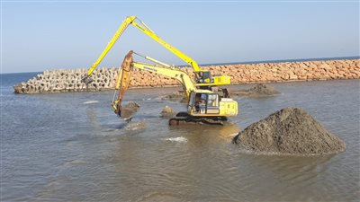 استمرار أعمال تكريك وتطهير مرسى الصيادين بإدكو في البحيرة (صور)