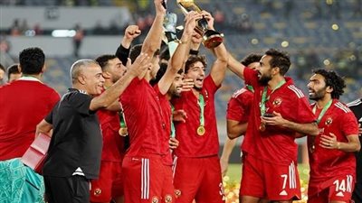 تحدٍ من نوع خاص بين لاعبي الأهلي (فيديو)