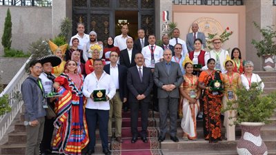 محافظ الإسماعيلية يستقبل رؤساء وأعضاء الفرق المشاركة بمهرجان الفنون الشعبية (صور)