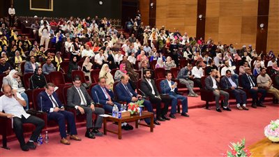 رئيس جامعة سوهاج يشارك طلاب كلية الصيدلة فرحة تخرجهم (صور)