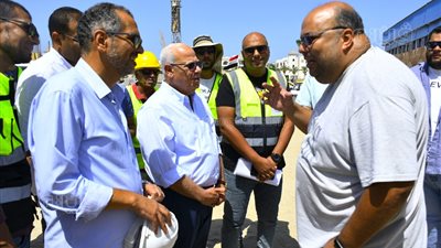 محافظ بورسعيد ورئيس المصري يتابعان سير العمل بمشروع ستاد النادي الجديد (صور)