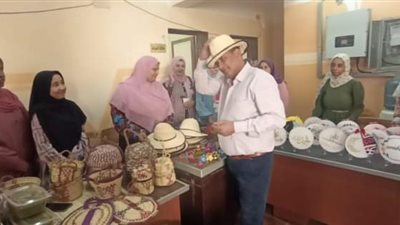 رئيس مركز باريس يفتتح معرض الحرف البيئية والمشغولات اليدوية بقري عدن