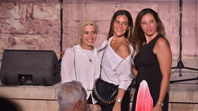 نادين تخطف الأنظار في حفل عمر خيرت بالقلعة والجمهور يلتف حولها