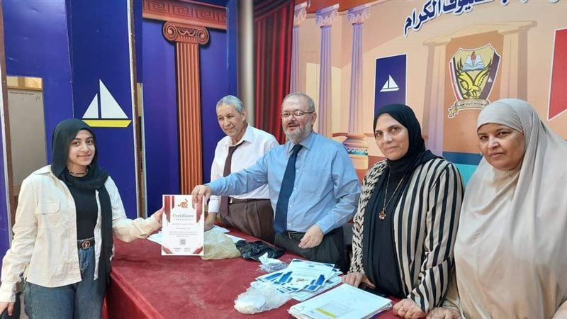 تسليم الجوائز الطلاب