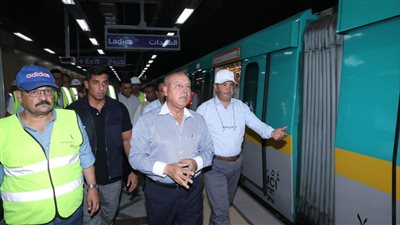 وزير النقل يتفقد مترو الخط الثالث قبل تشغيل المحطات الجديدة 