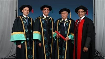 جامعة إيست لندن تمنح الدكتوراه الفخرية لوزير التعليم العالى