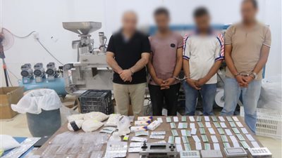 بمضبوطات بـ 40 مليون جنيه، ضبط مصنع عقاقير مخدرة في القطامية (صور)