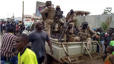 مقتل 49 مدنيا و15 جنديا في هجومين لمسلحين شمال شرق مالي