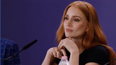 جيسيكا تشاستين ترتدي تيشيرت إضراب هوليوود خلال مؤتمر فيلمها بفينسيا (صور)